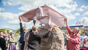 Vilnius pasipuošė mitologine skulptūra su vilko pėdomis