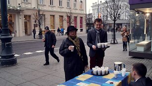 Studentai vai&scaron;ino praeivius kar&scaron;ta kava