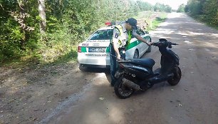 Sprukusį mopedo vairuotoją policininkai vijosi bėgdami