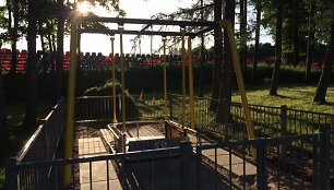 Gargždų Senajame parke pastatyta sūpuoklė neįgaliesiems.