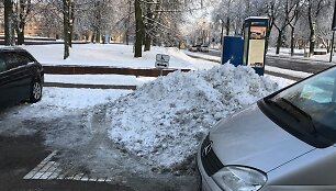 Aik&scaron;telę po Klaipėdos rotu&scaron;ės langais valę darbininkai sniego kalnu užvertė vietą neįgaliųjų automobiliui.
