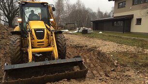 Antradienį įvažiavimą į Vaido Bernoto kiemą perkasė ekskavatorius