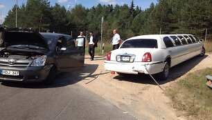Autostradoje į avariją pateko vestuvių limuzinas