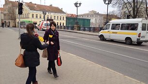 &bdquo;Būties jaukumos&ldquo; savanorių &scaron;ypsenų dalijimo akcija Klaipėdoje