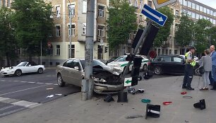 &bdquo;Ford Mondeo&ldquo; rėžėsi į kelio ženklą
