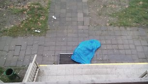 Iš Kauno miškų ir aplinkos inžinerijos kolegijos bendrabučio balkono iškrito žmogus