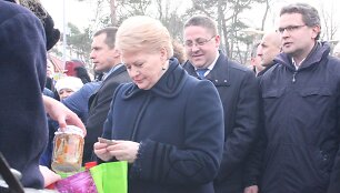 Dalia Grybauskaitė Palangos stintos &scaron;ventėje įsigijo stiklainį marinuotų stintų. 
