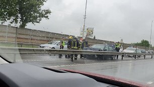 BMW ir &bdquo;Renault&ldquo; avarija greitkelyje