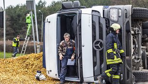 Vilniuje apvirto sunkvežimis su medžio drožlėmis