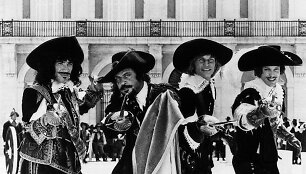 1973 metų filmo &bdquo;Trys mu&scaron;kietininkai&ldquo; aktoriai (i&scaron; kairės): Frankas Finlay, Oliveris Reedas, Michaelas Yorkas ir Richardas Chamberlainas