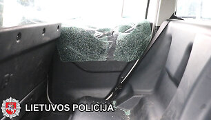 Girta mergina i&scaron;spyrė automobilio langą