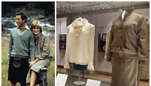 Princas Charles ir princesė Diana 1981 m. per savo medaus mėnesį &Scaron;kotijoje. De&scaron;inėje &ndash; parodos &bdquo;Diana. Jos mados istorija&ldquo; eksponatai 