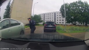 nufilmuota-kaip-paspirtukas-rezesi-i-automobilio-sona