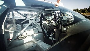 Automobilis su saugos lankais