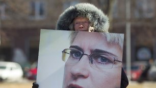 Neringos Venckienės rėmėjai Nepriklausomybės aikštėje susirinko į protesto akciją.