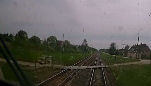 Prie&scaron; traukinį stojęs vyras