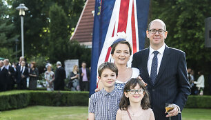 Jungtinės Karalystės ambasadorius Lietuvoje Davidas Huntas su žmona Sarah ir vaikais