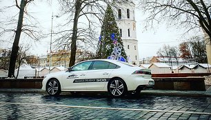 „Peugeot 508“ prie Vilniaus Kalėdų eglės