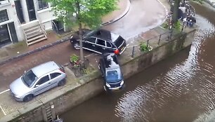 &bdquo;Porsche&ldquo; nustūmė &bdquo;Smart&ldquo;