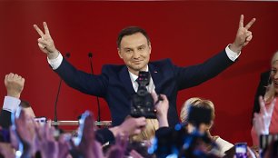 Andrzejus Duda švenčia pergalę Lenkijos prezidento rinkimuose