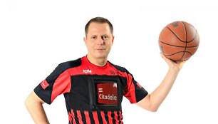 KMT teisėjai vilkės mar&scaron;kinėlius su ekranais, skirtais reklamoms