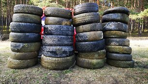 I&scaron; ežero i&scaron;trauktos padangos siekė automobilio stogą