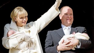 Kunigaik&scaron;tis Albert'as II su žmona Charlene visuomenei pristatė savo dvynius