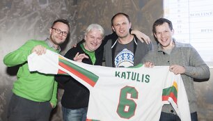 Artūras Katulis (de&scaron;inėje) laimėtojams įteikė savo mar&scaron;kinėlius. Laimėtojai: Robertas Dačkus (kairėje), Tomas Gaubys ir Nerijus Kesminas (viduryje)