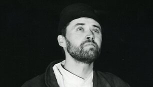 Akt. Vytautas &Scaron;apranauskas (Chloinė-Genechas) spektaklyje &bdquo;Nusi&scaron;ypsok mums, Vie&scaron;patie&ldquo;.