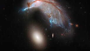 Kosmoso platybėse neprasilenkė spiralinė galaktika &bdquo;NGC 2936&ldquo; ir jos elipsinė kompanionė &bdquo;NGC 2937&ldquo; (&scaron;viesi sritis apačioje)
