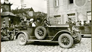 „Klaipėdos automobilių ir motoračių klubo“ nariai renkasi į startą. 1926 m. gegužės mėn.