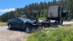 Avarija Varėnos rajone – vilkikas atsitrenkė į BMW su dviem vaikais, nukentėjo 2 žmonės