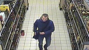 Vyri&scaron;kis pavogė i&scaron; parduotuvės 6 butelius viskio