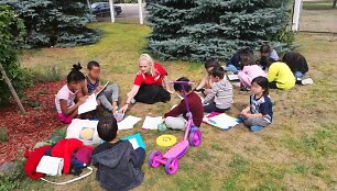 Raudonojo Kryžiaus savanorės su migrantų vaikais