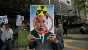 Protestuotojas Seule laiko plakatą su &Scaron;iaurės Korėjos lyderio Kim Jong Uno atvaizdu