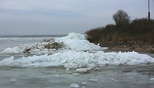 Vėjas pamaryje laužo ledus
