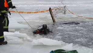 Trakų rajone po ledu panirusiam vyrui konstatuota mirtis: kūną ištraukė gelbėtojai