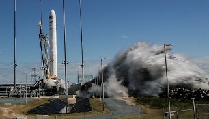 Erdvėlaivis &bdquo;Cygnus&ldquo; pasirengęs startui, bet audra sujaukė planus