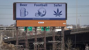 Reklaminis stendas JAV, teigiantis, kad marihuana sveikatai kelia mažesnį pavojų nei alkoholis ar amerikieti&scaron;kas futbolas. reuters