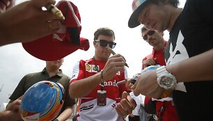 Gerbėjų apsuptas Fernando Alonso