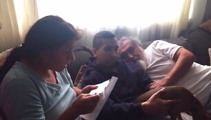 Niujorkietis Joe Riquelme per &scaron;ias Kalėdas savo tėvams įteikė pačią geriausią dovaną &ndash; i&scaron;mokėjo visą jų būsto paskolą