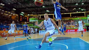 Sasu Salinas (centre priekyje) ir Ludvigas Hakansonas (pa&scaron;okęs)