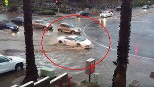 Beproti&scaron;kas &bdquo;Lamborghini&ldquo; vairuotojo poelgis patvinusioje sankryžoje