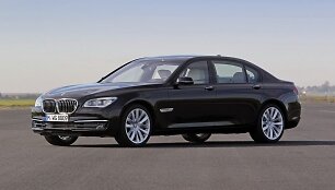 7 serijos BMW sedanas (F02) su V12 varikliu