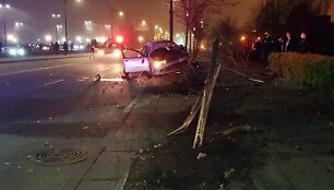 Kelionę Klaipėdos Pilies gatve girto vairuotojo BMW baigė užriedėjęs ant &scaron;aligatvio.