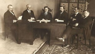 Pirmoji vyriausybė: iš kairės: Jonas Yčas, Petras Leonas, Augustinas Voldemaras, Martynas Yčas, Juozas Tūbelis, Vladas Stašinskas