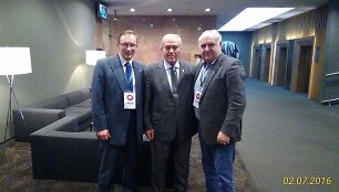 Kairėje - Darius Karanauskas, viduryje - UWW viceprezidentas Ahmetas Ayikas, de&scaron;inėje - UWW pankrationo komiteto pirmininkas Zijadinas Isajevas.