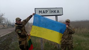 Marjinkoje stovintys kariai atsiuntė 15min redakcijai Ukrainos dvispalvę su parašais