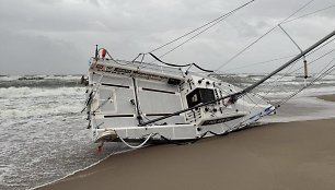 Baltijos jūra į krantą išmetė jachtą