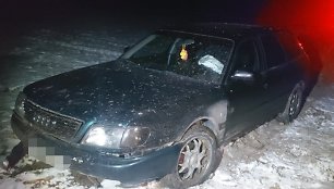 Neblaivaus šalčininkiečio vairuojamas automobilis atsidūrė pievose